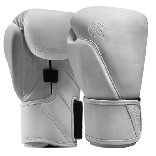 Set witte bokshandschoenen met een strakke, matte afwerking en minimalistisch design. Het subtiele reliëflogo en de ton-sur-ton branding zorgen voor een moderne en luxe uitstraling. De brede klittenbandsluiting en zorgvuldig afgewerkte stiknaden bieden optimale polsondersteuning, stabiliteit en een duurzame constructie voor intensieve trainingen.