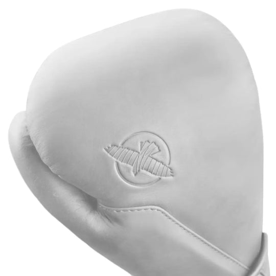 Detailfoto van een witte bokshandschoen met een strakke, matte afwerking en minimalistisch design. Het subtiele reliëflogo in dezelfde witte tint zorgt voor een moderne en verfijnde uitstraling. De nauwkeurige stiknaden en gladde afwerking benadrukken de hoogwaardige kwaliteit en duurzame constructie van de handschoen.
