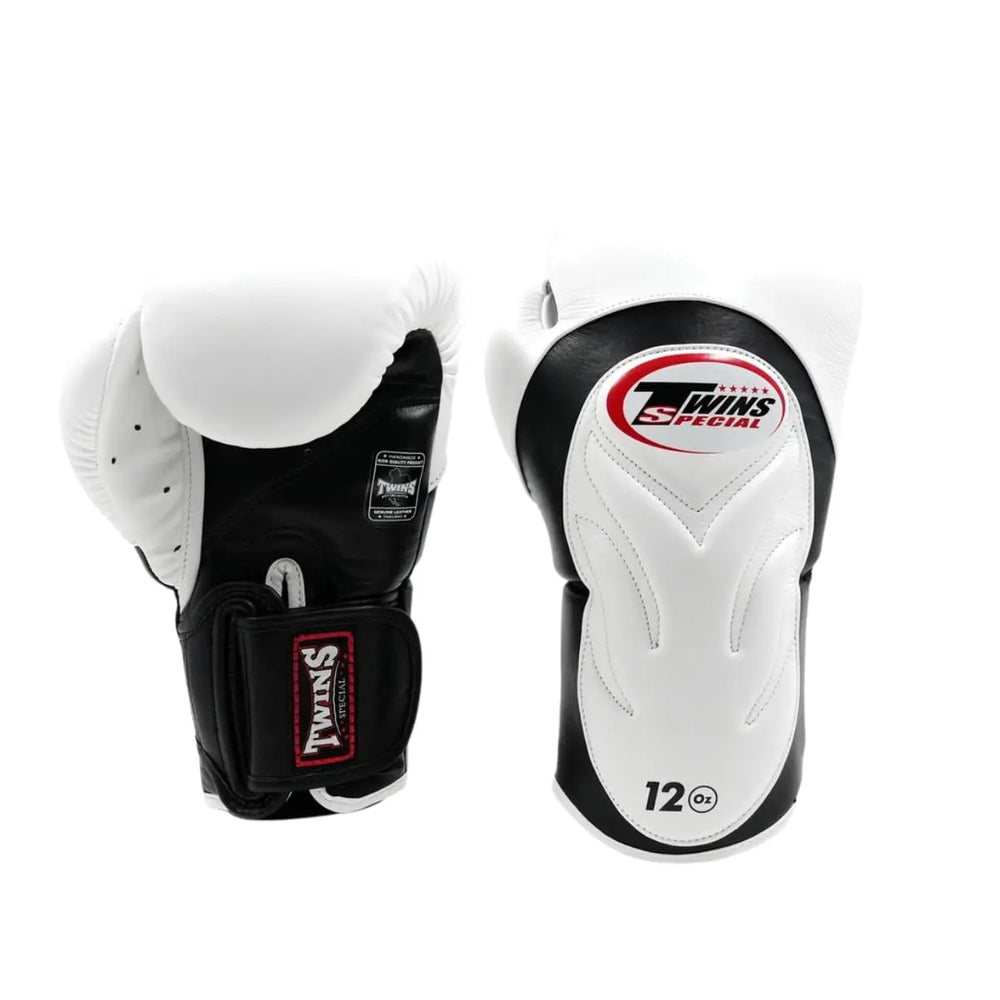 Twins Special bokshandschoenen in zwart en wit, getoond van binnen- en buitenzijde met 12 oz aanduiding. Voorzien van stevige padding, ventilatiegaatjes en brede klittenbandsluiting voor optimale bescherming en ondersteuning tijdens bokstraining en sparren in de gym.