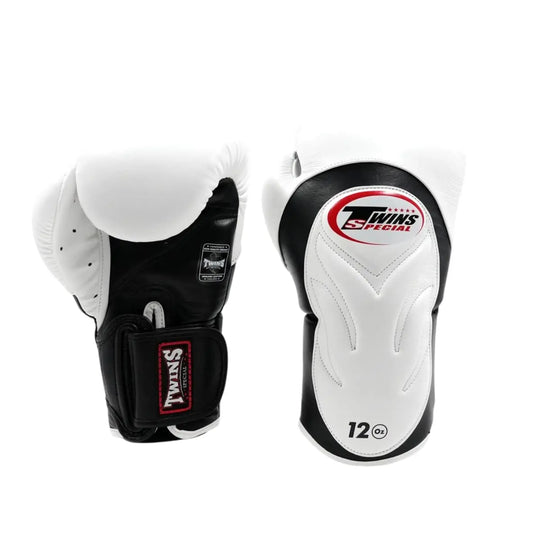 Twins Special bokshandschoenen in zwart en wit, getoond van binnen- en buitenzijde met 12 oz aanduiding. Voorzien van stevige padding, ventilatiegaatjes en brede klittenbandsluiting voor optimale bescherming en ondersteuning tijdens bokstraining en sparren in de gym.