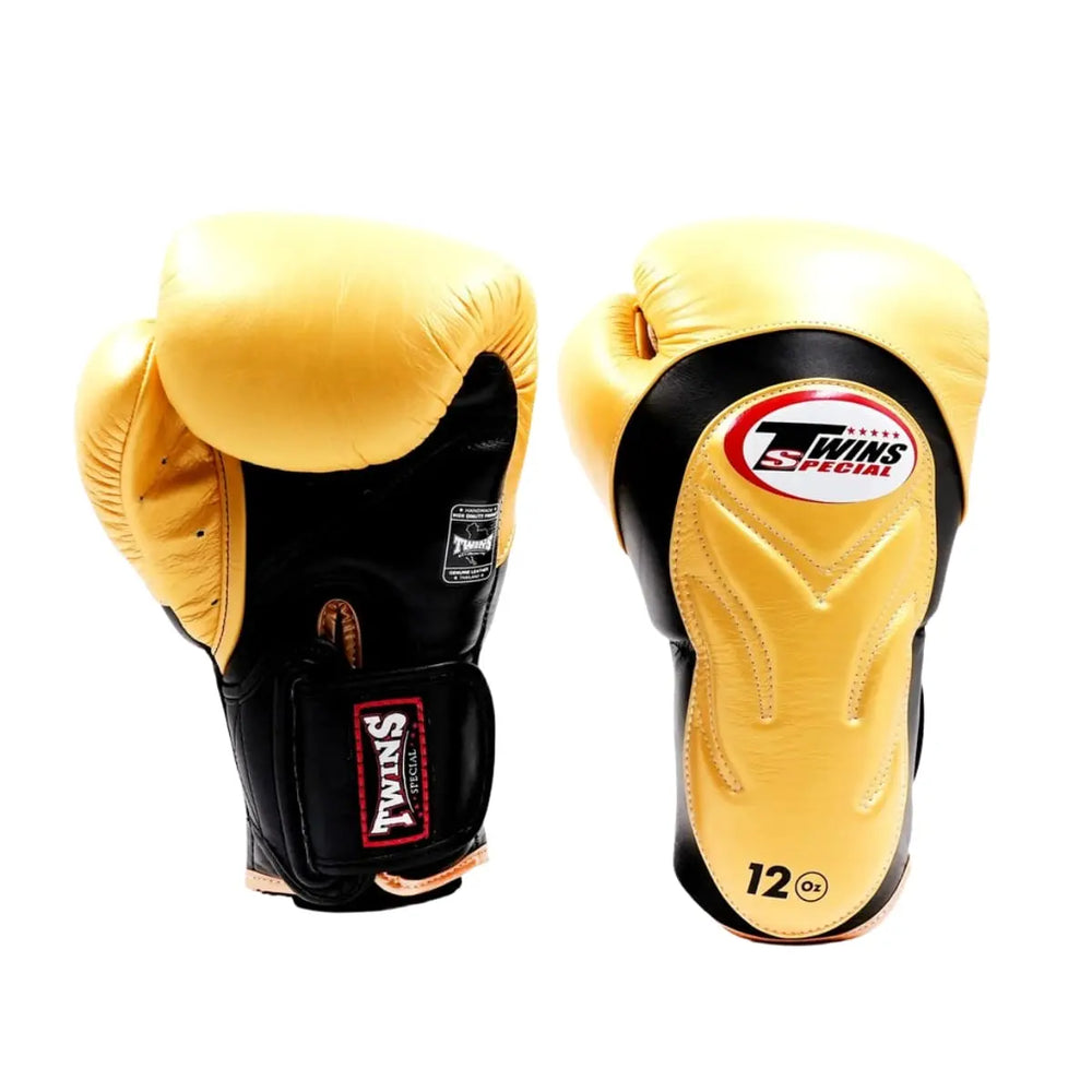 Twins Special bokshandschoenen in geel met zwarte details, getoond van binnen- en buitenzijde met 12 oz aanduiding. Voorzien van stevige padding en brede klittenbandsluiting voor optimale bescherming en ondersteuning tijdens bokstraining en sparren in de gym.