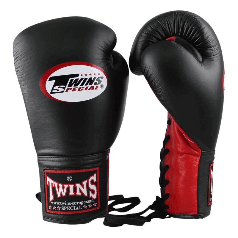 Voorzijde van zwarte Twins bokshandschoenen BGLL 1 met rood-witte logo-opdruk op de klittenbandsluiting en rode veters aan de zijkant.