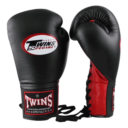 Voorzijde van zwarte Twins bokshandschoenen BGLL 1 met rood-witte logo-opdruk op de klittenbandsluiting en rode veters aan de zijkant.