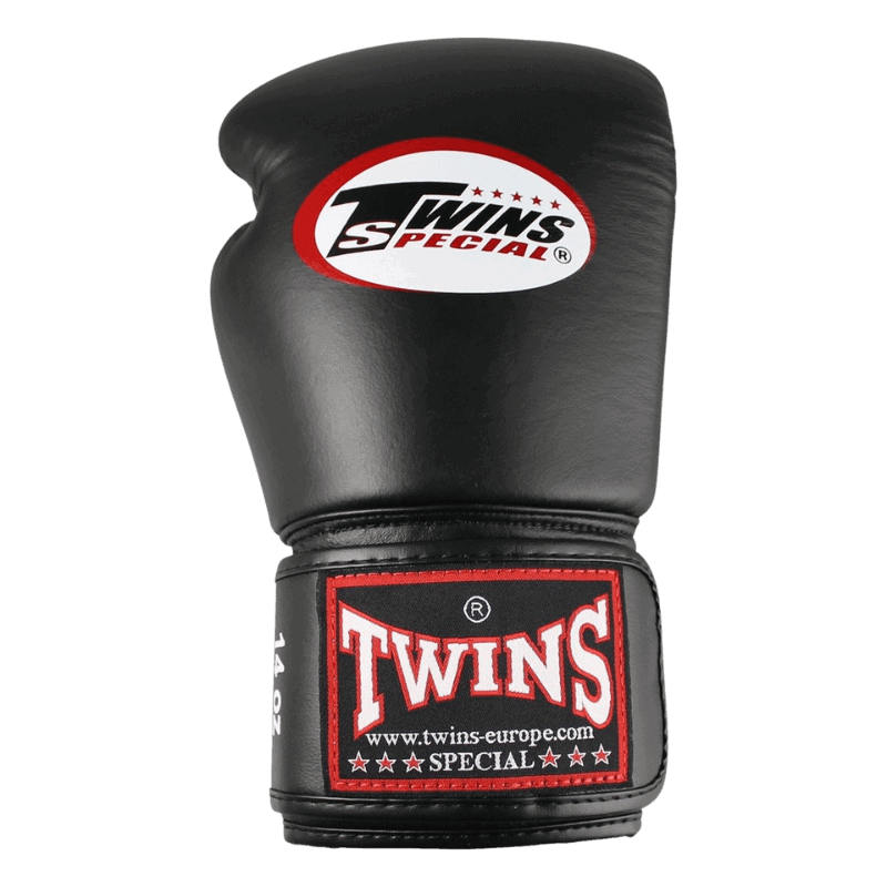 Eenzijdige weergave van een zwarte Twins Special BG-N bokshandschoen met logo.