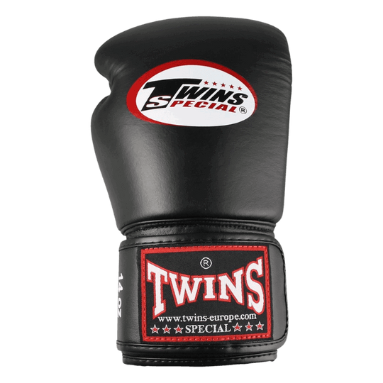Eenzijdige weergave van een zwarte Twins Special BG-N bokshandschoen met logo.