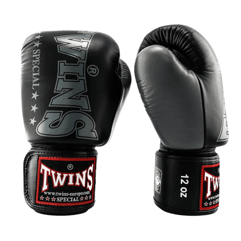 Paar zwarte Twins bokshandschoenen BGVL 8 met een groot wit Twins Special-logo op de rug en rode accenten aan de onderkant van de polsband.