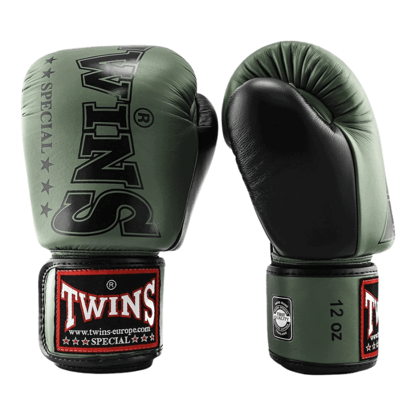 Voorzijde van een paar groene Twins bokshandschoenen BGVL 8 met grote witte letters en rode en zwarte logo's op de klittenbandsluitingen.