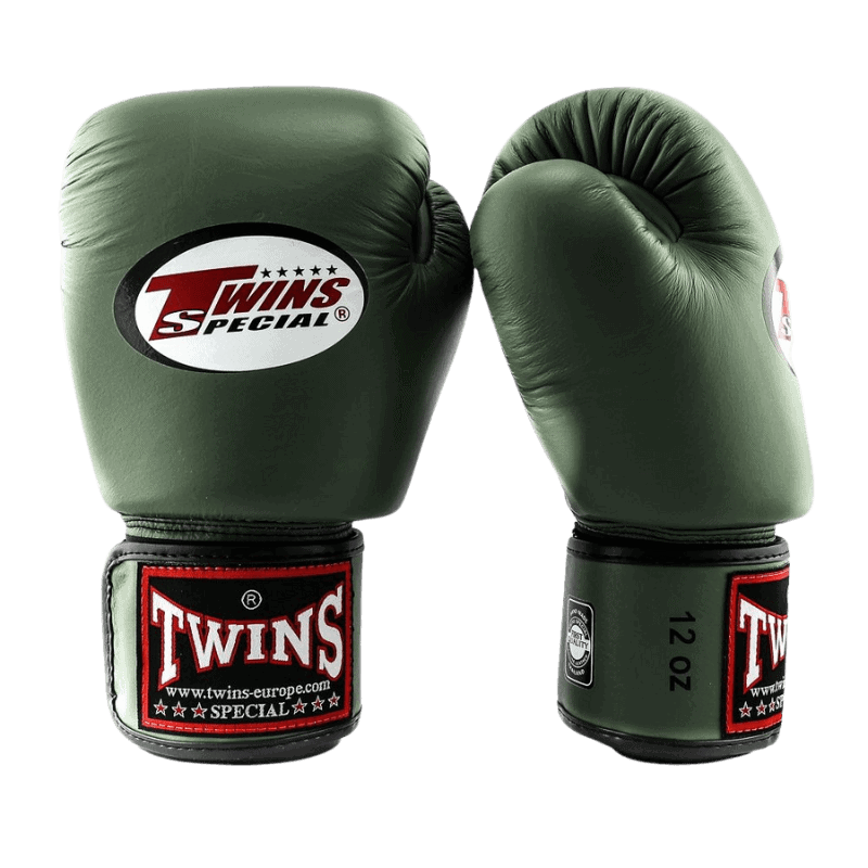 Twins BGVL 3 bokshandschoenen in military groen met klittenbandsluiting aan de pols en wit merklogo.