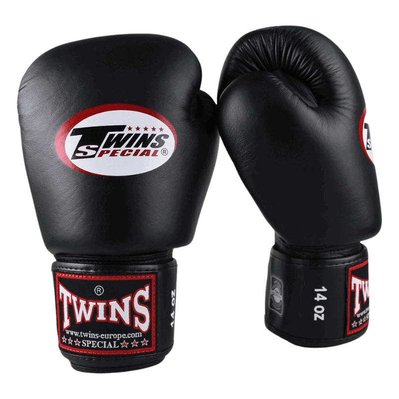 Paar zwarte Twins BGVL 3 bokshandschoenen gezien vanuit een lichte hoek, met focus op het Twins Special logo en de maataanduiding '14 oz'.