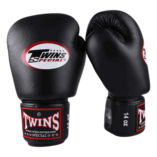 Paar zwarte Twins BGVL 3 bokshandschoenen gezien vanuit een lichte hoek, met focus op het Twins Special logo en de maataanduiding '14 oz'.