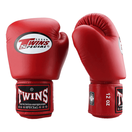 Paar rode Twins bokshandschoenen met wit en zwart logo, zijaanzicht en de maat 12 oz duidelijk zichtbaar.