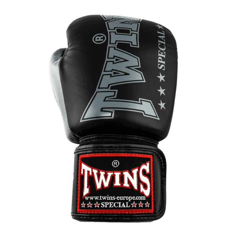 Zijkant van een zwarte Twins bokshandschoen BGVL 8 met zilverkleurige details en een wit Twins Special-logo op de pols
