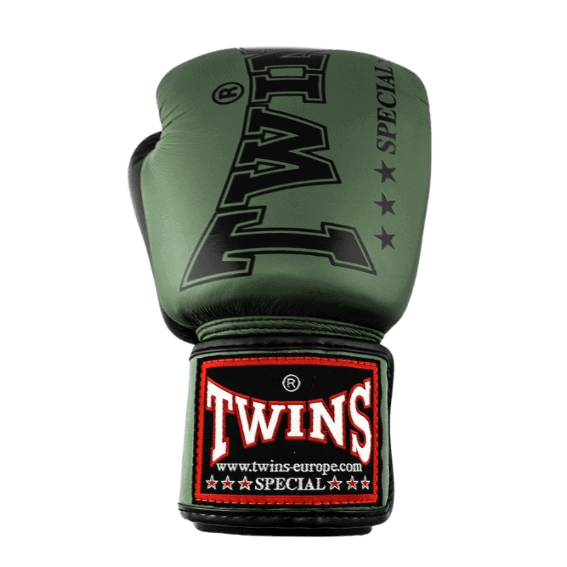 Enkele groene Twins bokshandschoen BGVL 8 met witte letteropdruk aan de bovenzijde en een rood met wit logo op de klittenbandsluiting.