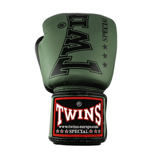 Enkele groene Twins bokshandschoen BGVL 8 met witte letteropdruk aan de bovenzijde en een rood met wit logo op de klittenbandsluiting.