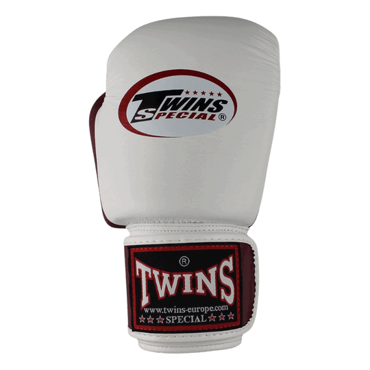 Witte Twins Special bokshandschoen BGVL 3 met bordeauxrode details en logo.