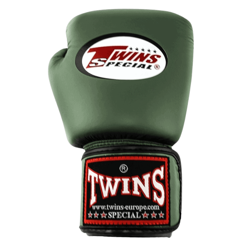 Vooraanzicht van Twins BGVL 3 bokshandschoenen in military groen met prominent wit merklogo.