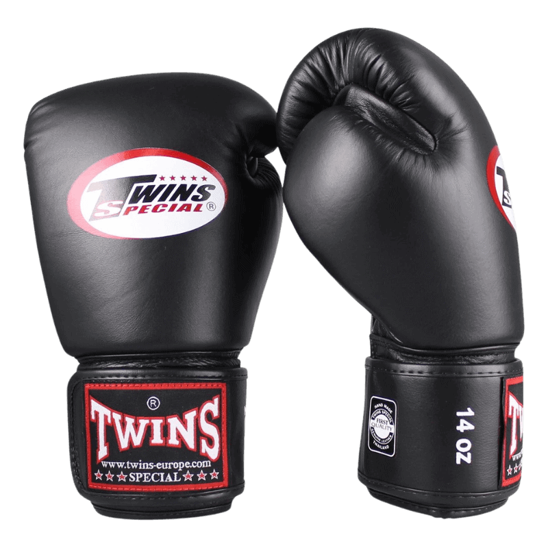 Twee zwarte Twins Special BG-N bokshandschoenen met rood-wit logo.
