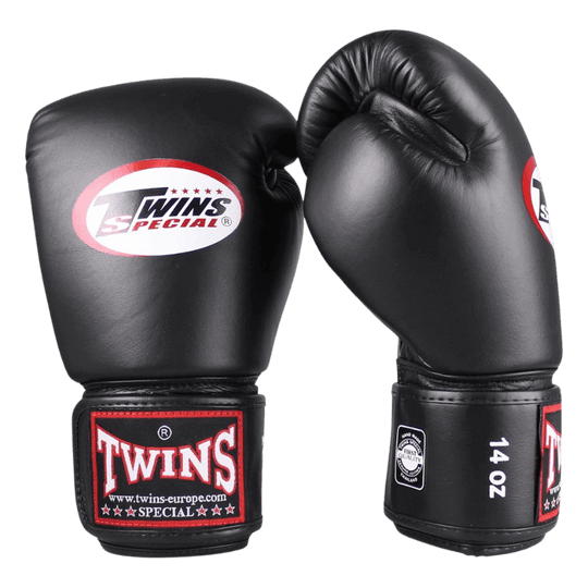 Twee zwarte Twins Special BG-N bokshandschoenen met rood-wit logo.