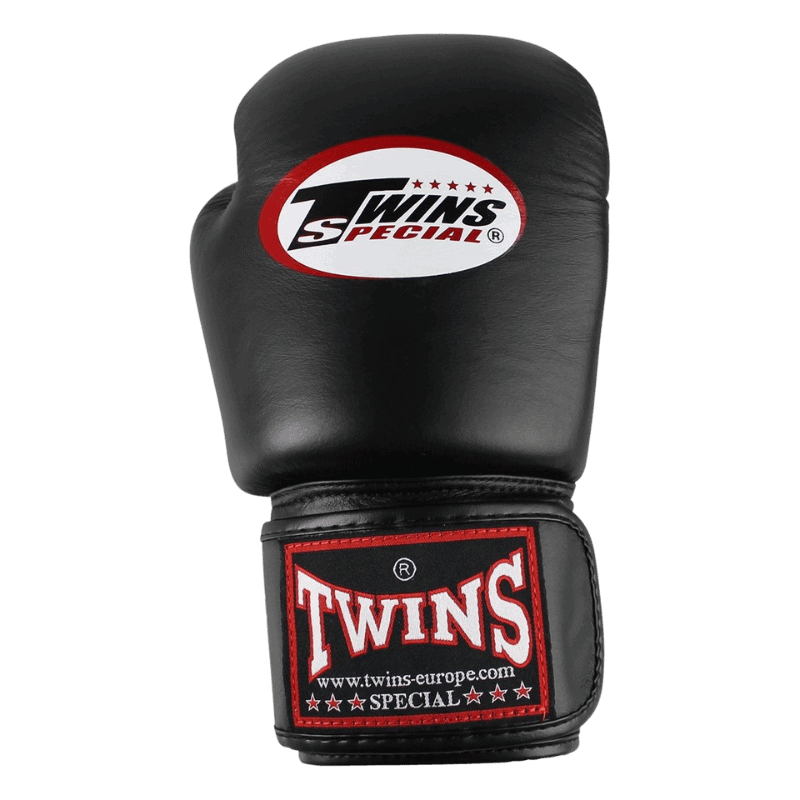 Vooraanzicht van een zwarte Twins BGVL 3 bokshandschoen met het ronde Twins Special logo op de bovenkant.