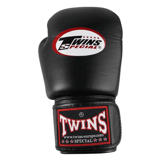 Vooraanzicht van een zwarte Twins BGVL 3 bokshandschoen met het ronde Twins Special logo op de bovenkant.