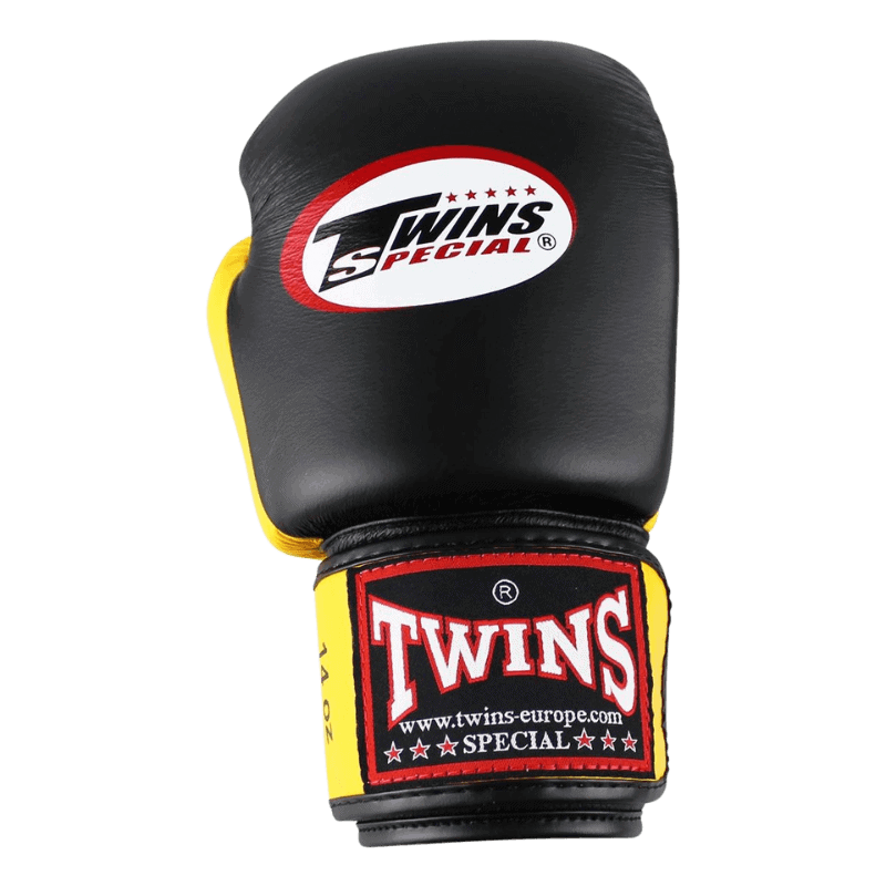 Zwarte Twins bokshandschoen BGVL 3 met witte top en gele klittenbandsluiting, met logo.