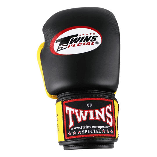 Zwarte Twins bokshandschoen BGVL 3 met witte top en gele klittenbandsluiting, met logo.