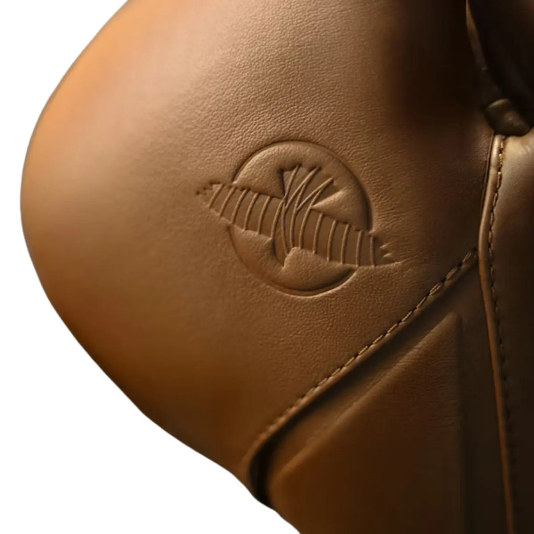 Close-up van de bruine Hayabusa bokshandschoen met het subtiel ingedrukte logo op de buitenzijde. De fijne nerfstructuur van het materiaal en de strakke stiknaden benadrukken de hoogwaardige afwerking. De voorgevormde padding en ergonomische constructie zorgen voor optimale bescherming tijdens bokstraining. Een minimalistisch design waarin kracht en vakmanschap samenkomen.