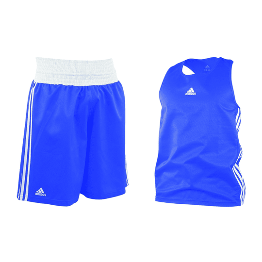 Complete blauwe Adidas boks set met lichte boksshorts en bijpassende bokstanktop, ontworpen voor comfort en optimale bewegingsvrijheid tijdens training








