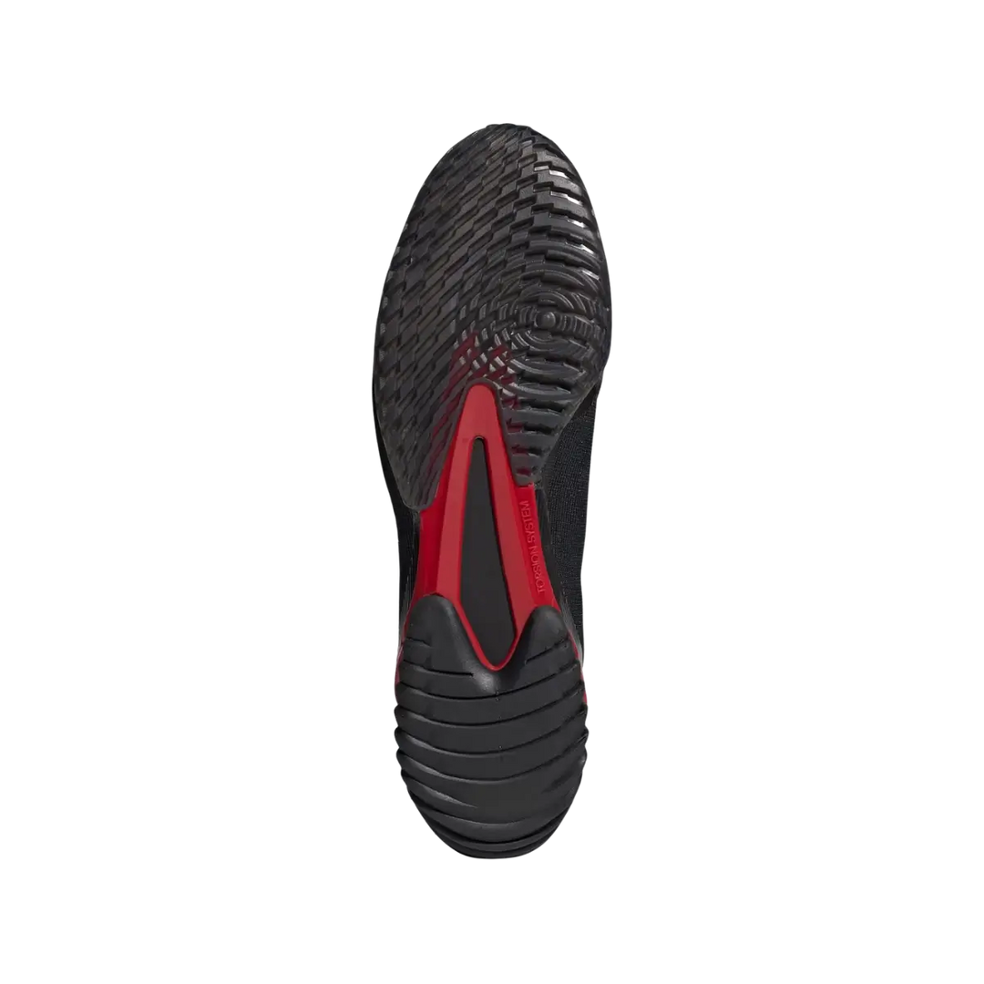 Zool van Adidas boksschoen in zwart rood met grip en draaipunten voor snelle bewegingen