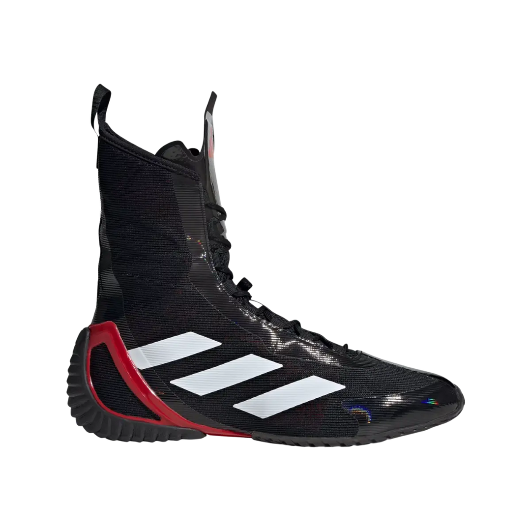 Zwarte Adidas boksschoen met rode accenten en stevige enkelondersteuning
