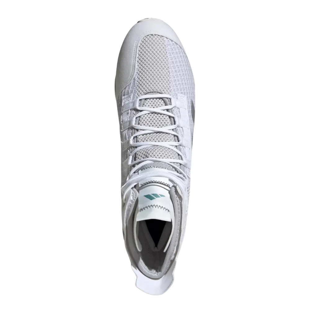Bovenaanzicht van witte boksschoenen met ademend mesh en vetersluiting