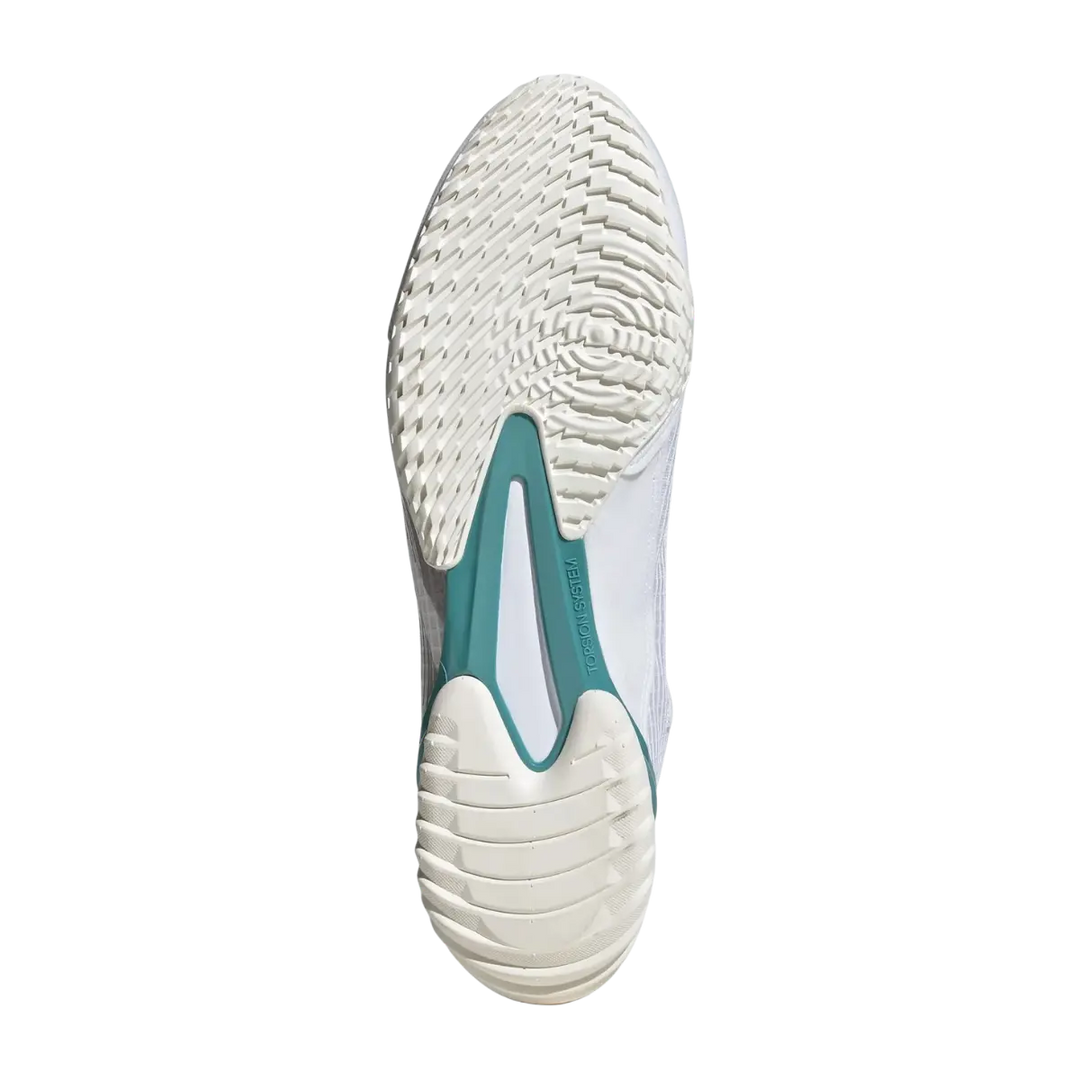 Detail van witte Adidas boksschoenen met verstevigde hiel en enkelondersteuning