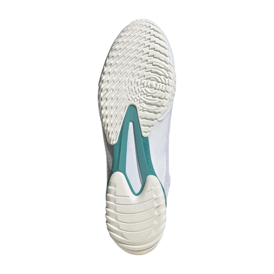 Detail van witte Adidas boksschoenen met verstevigde hiel en enkelondersteuning