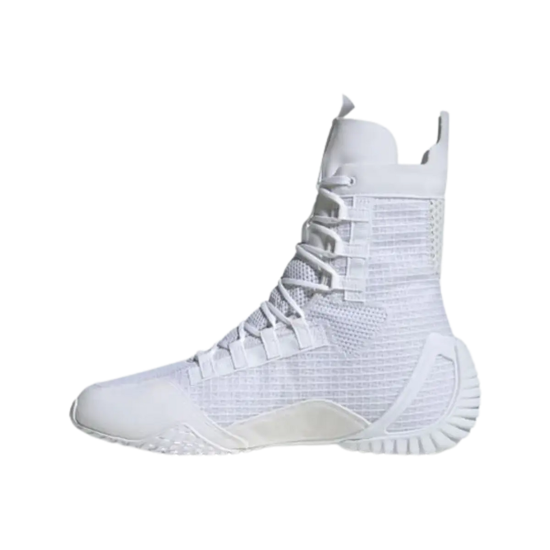 Zijkant van witte Adidas boksschoenen met ademend materiaal en stevige grip