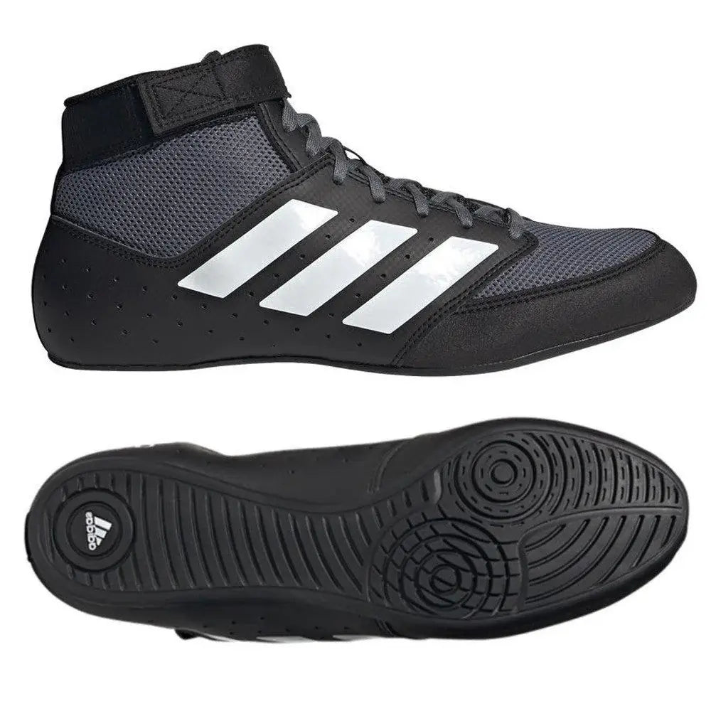 Productfoto van een Adidas Mat Hog 2 worstelschoen in zwart met witte strepen, ademend mesh bovenwerk, hoge enkelkraag en zwarte gripvaste zool, afgebeeld tegen een witte achtergrond.