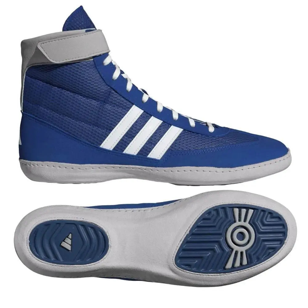 Blauwe Adidas worstelschoenen met witte strepen, witte veters en een grijze klittenbandsluiting rond de enkel. De hoge enkelsteun en gripvaste zool maken de schoenen geschikt voor worstelen, grappling en intensieve trainingen op de mat.