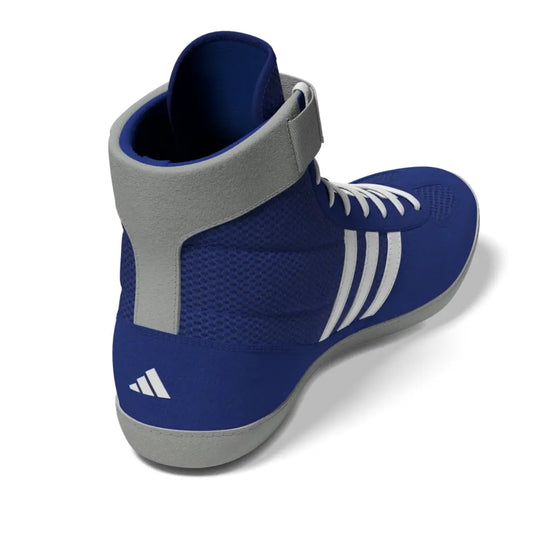 Achteraanzicht van de Adidas Combat Speed 4 worstelschoenen in blauw met grijze enkelband. De hoge schacht en klittenbandsluiting bieden extra ondersteuning rond de enkel. Ideaal voor stabiele en gecontroleerde bewegingen op de mat.