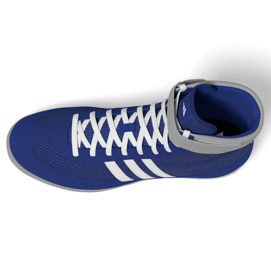 Liggend bovenaanzicht van de Adidas Combat Speed 4 worstelschoenen in blauw. Het ademende mesh en de witte Adidas-strepen zijn duidelijk zichtbaar. De schoen combineert comfort met bewegingsvrijheid.