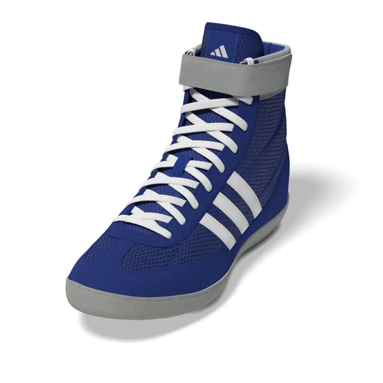 Schuin vooraanzicht van de Adidas Worstelschoenen Combat Speed 4 in blauw met witte veters en grijze zool. Het ademende mesh bovenwerk is duidelijk zichtbaar. Deze worstelschoenen zijn ontworpen voor snelheid en controle tijdens trainingen en wedstrijden.