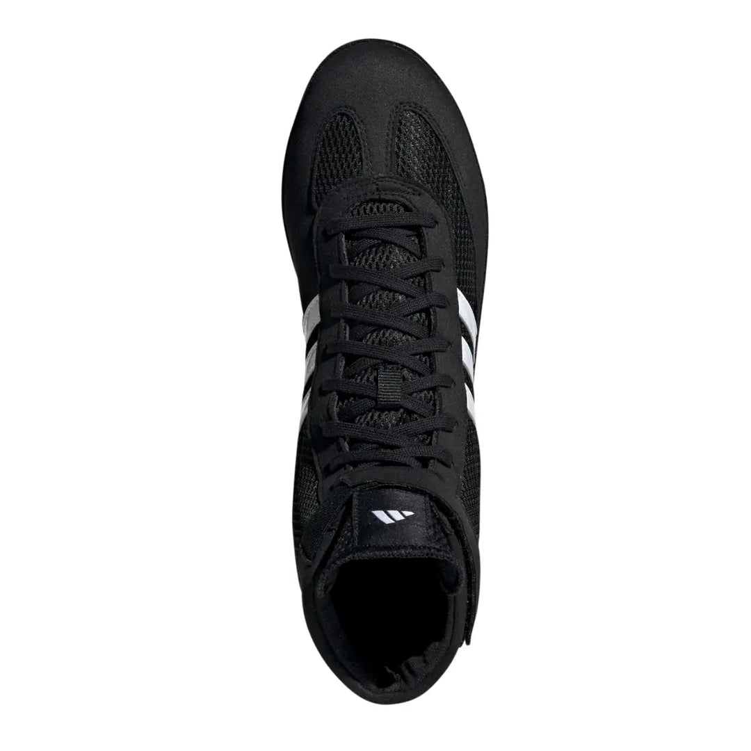 Bovenaanzicht van de Adidas Worstelschoenen Combat Speed 4 Zwart met zicht op de veters en tong. De nauwsluitende pasvorm ondersteunt de voet tijdens snelle richtingsveranderingen. Het Adidas-logo is zichtbaar op de tong.