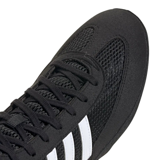Close-up van de neus van de Adidas Worstelschoenen Combat Speed 4 Zwart. De verstevigde voorzijde en ademende mesh-panelen zijn duidelijk zichtbaar. Dit draagt bij aan duurzaamheid en comfort tijdens intensief gebruik.