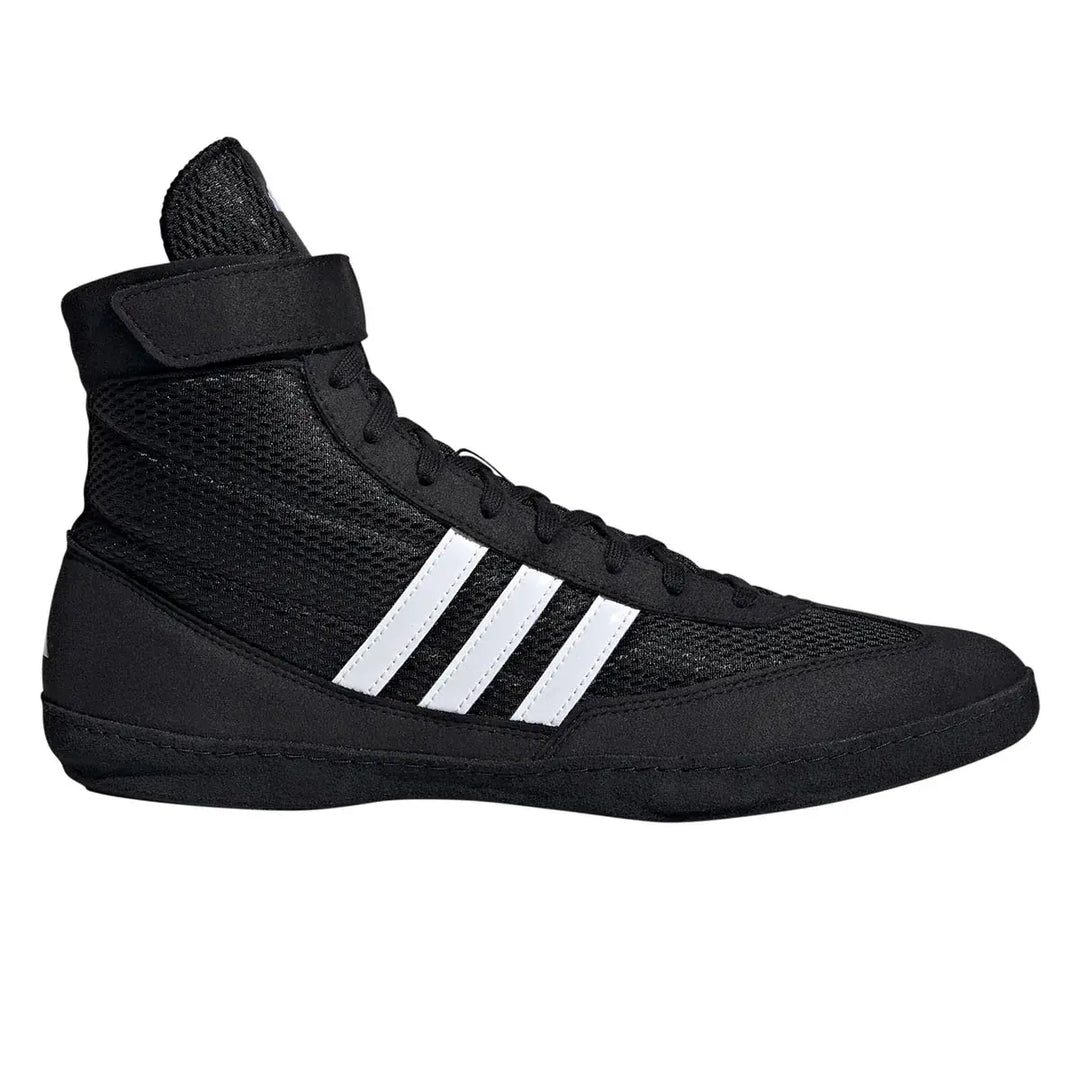 Zijaanzicht van de Adidas Worstelschoenen Combat Speed 4 in de kleur zwart met witte strepen. Het ademende mesh bovenwerk en de hoge schacht bieden ondersteuning rond de enkel. Ontworpen voor snelheid en controle tijdens worsteltrainingen.