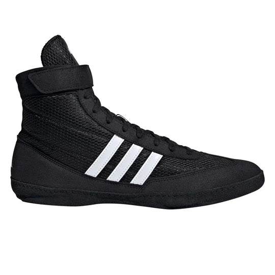 Zijaanzicht van de Adidas Worstelschoenen Combat Speed 4 in de kleur zwart met witte strepen. Het ademende mesh bovenwerk en de hoge schacht bieden ondersteuning rond de enkel. Ontworpen voor snelheid en controle tijdens worsteltrainingen.