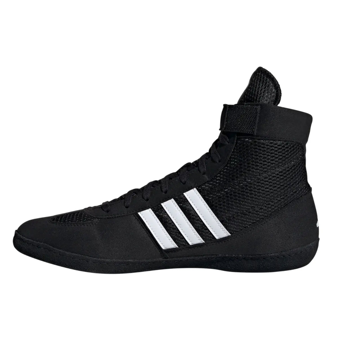 Rechterzijaanzicht van de Adidas Combat Speed 4 worstelschoenen in zwart. De combinatie van lichtgewicht materialen en een slanke zool zorgt voor optimale bewegingsvrijheid. Ideaal voor technisch en explosief worstelen.