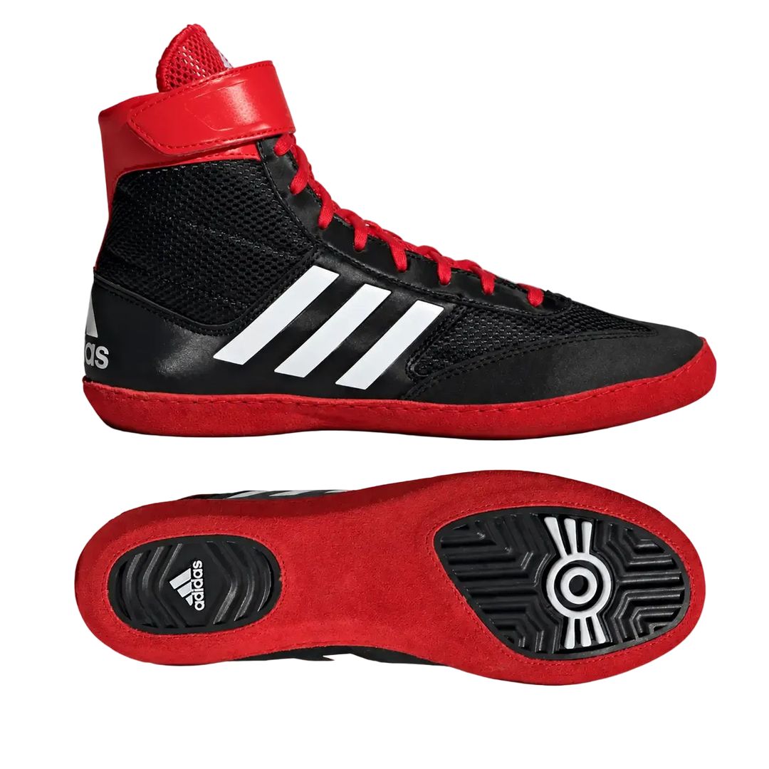 Zwart-rode Adidas worstelschoenen met hoge enkelsteun, rode veters en witte Adidas strepen aan de zijkant. De gripzool en lichte pasvorm maken de schoenen geschikt voor worstelen, grappling en intensieve trainingen op de mat.