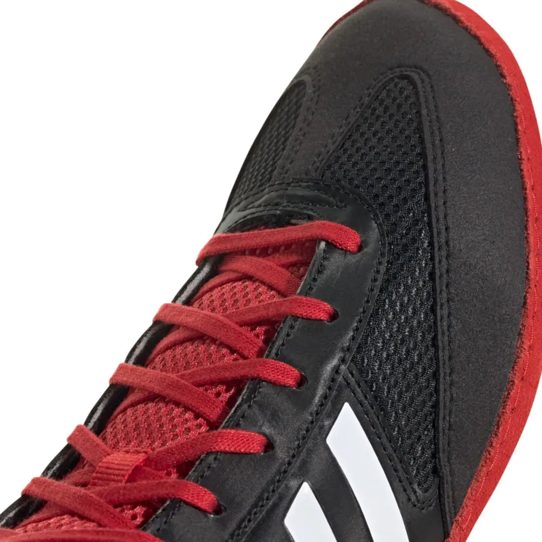 Detail van de Adidas Worstelschoenen Combat Speed 5 Rood met ademend mesh, stevige vetersluiting en lichtgewicht constructie voor maximale controle en flexibiliteit tijdens worsteltraining.