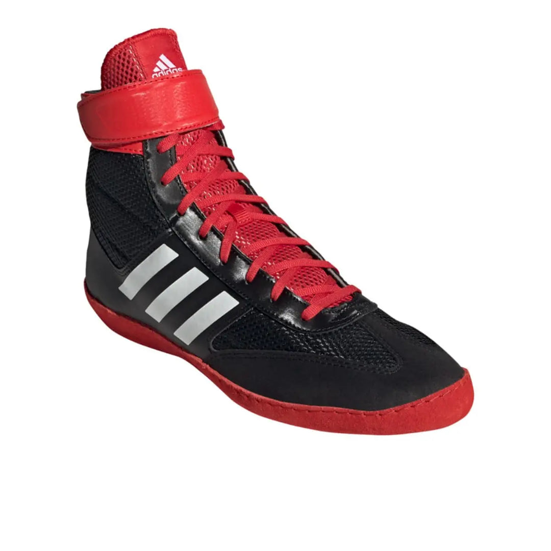 Vooraanzicht van de Adidas Worstelschoenen Combat Speed 5 Rood met lichtgewicht constructie, ademend mesh en stevige enkelband voor optimale stabiliteit en controle tijdens worsteltraining.