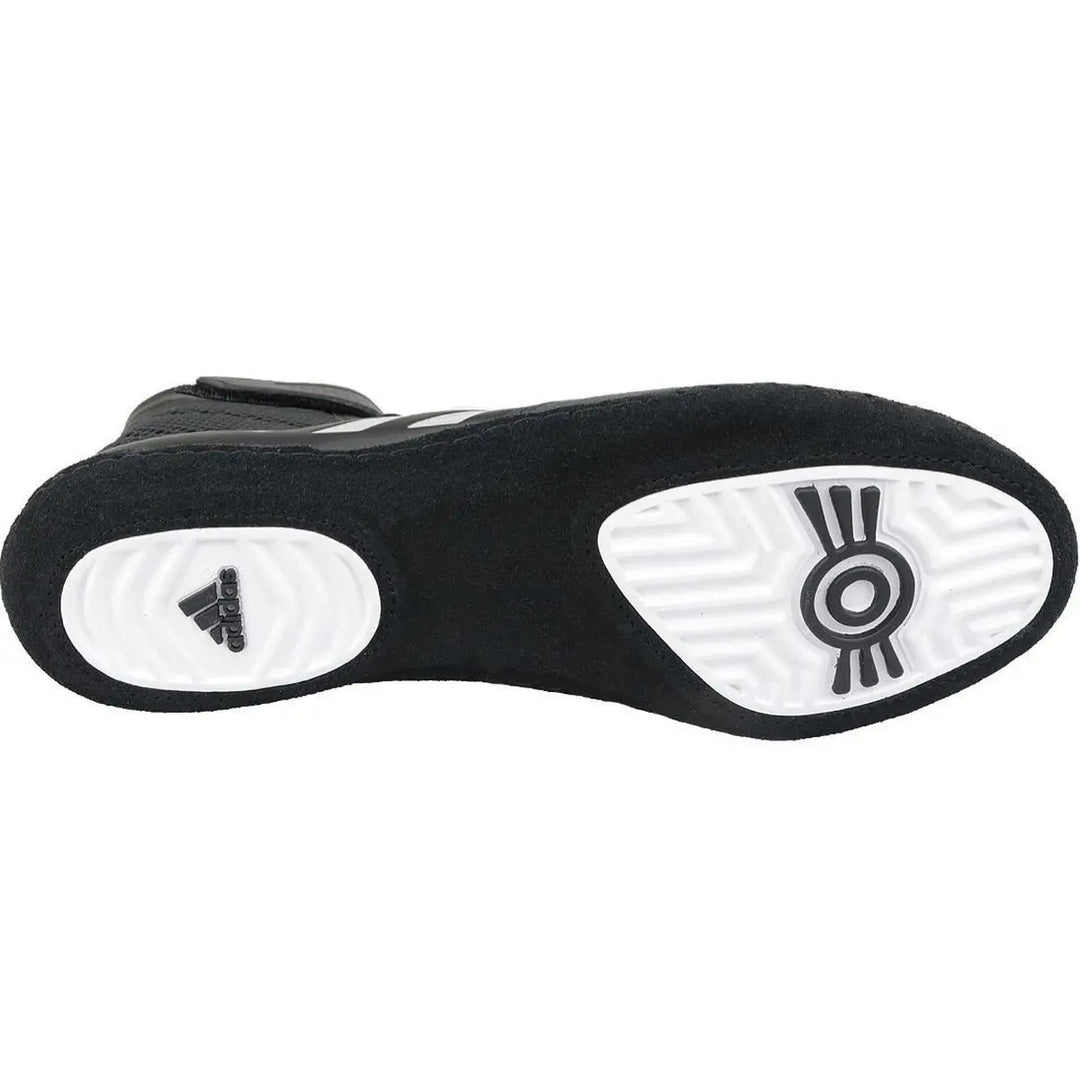 Zwarte zool van Adidas Combat Speed 5 boksschoen met witte gripzones en Adidas-logo.