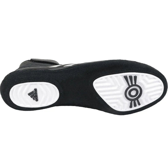 Zwarte zool van Adidas Combat Speed 5 boksschoen met witte gripzones en Adidas-logo.