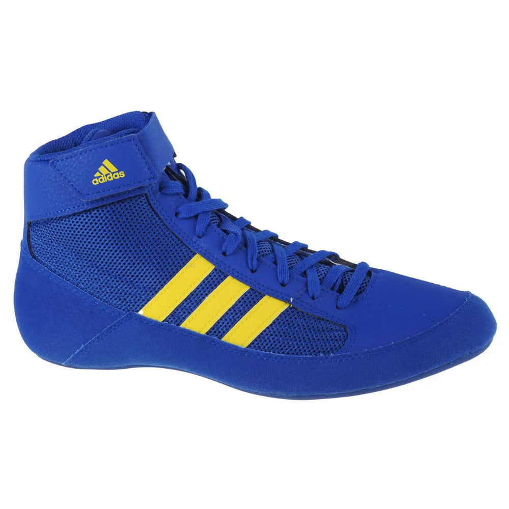 Blauwe Adidas boksschoen met gele strepen en vetersluiting.